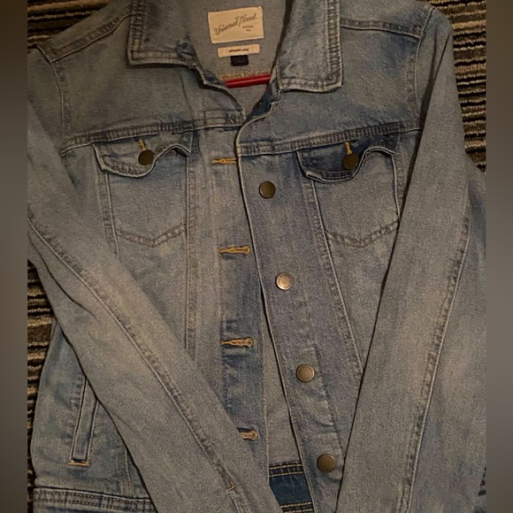 Vintage Threads Denim Jacket size small classic denim with a little stretch - Picture 2 of 3